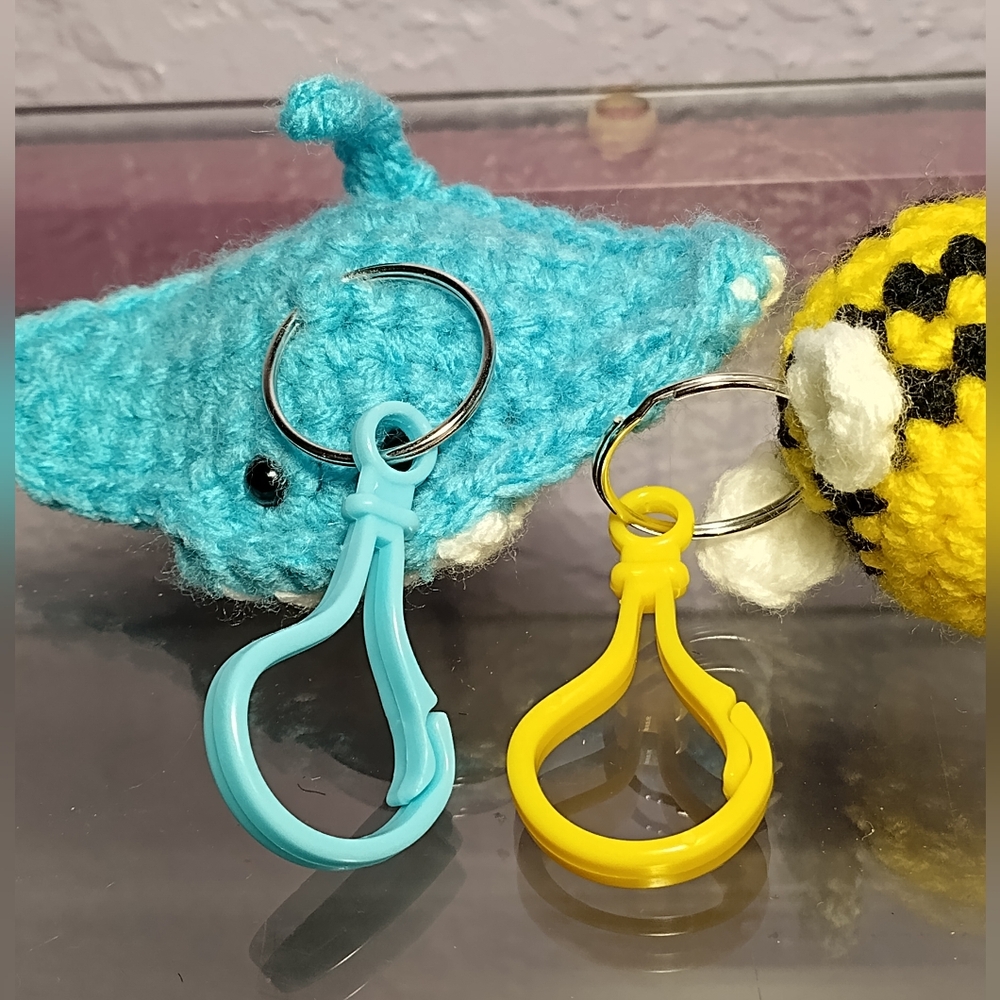 Crochet stingray and bee keychains - Picture 4 of 4